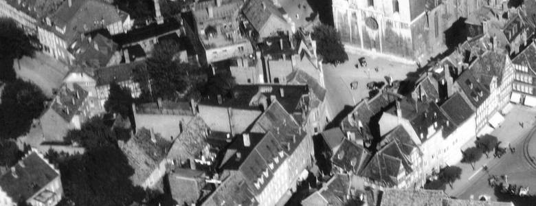 Luftaufnahme mit Blick auf Martinikirche, Hoher Weg, Schmiedestraße, Domplatz und Holzmarkt vor 1945.