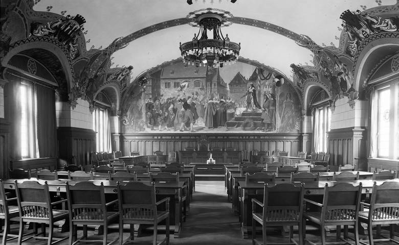 Der Sitzungssaal in der Dompropstei mit ornamentaler Ausschmückung und dem Monumentalgemälde von Georg Barlösius. ©Foto: Städtisches Museum Halberstadt